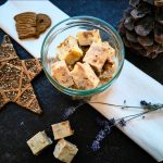 Hier findest du ein einfaches Rezept für Spekulatiusfudge. Das perfekte Geschenk aus der Küche zu Weihnachten und anderen eine Freude machen!