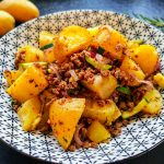 Diese vegane Kartoffelpfanne wirst du lieben. Ein einfaches Rezept, das durch seine simplen Zutaten besticht. Nachkochen und genießen!