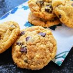 Hier findest du ein einfaches Rezept für vegane Chocolate Chip Cookies. So schnell und so lecker! Dieses Backrezept wirst du lieben!