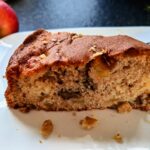 Du suchst nach einem schnellen Rezept für Apfelkuchen oder Walnusskuchen? Dann bist du hier genau richtig. Dieses Rezept kombiniert beides!