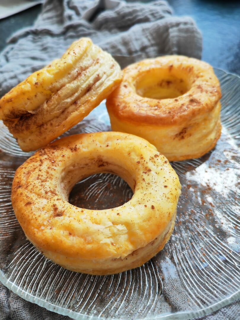 Vegane Cronuts selber machen? Hier, bei Julie vom Foodblog Cappotella.de, findest du eine einfache Anleitung für die Kombination aus Donut und Croissant.