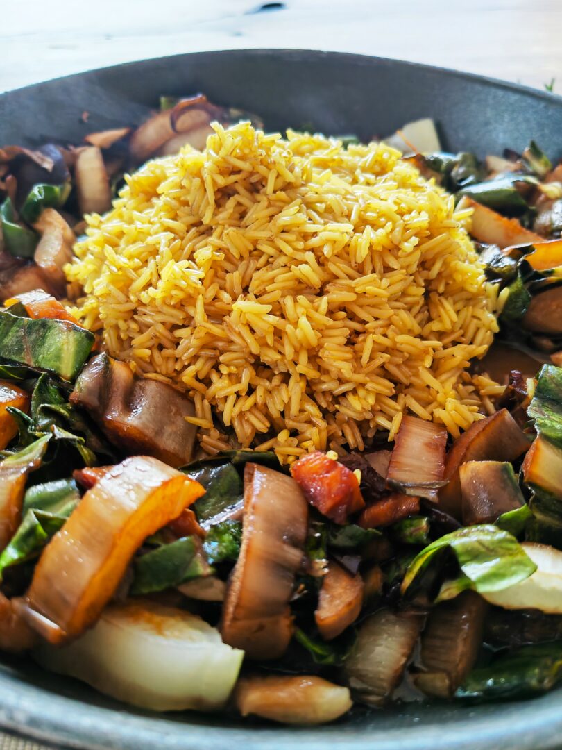 Julie stellt dir auf ihrem Foodblog ein einfaches Rezept mit Pak Choi, Champignons und Reis vor. Vegan und lecker!