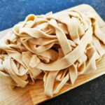 Nudelteig selber machen? Kein Hexenwerk! Mit meinem einfachen Rezept ohne Ei, auf Cappotella.de, dem Foodblog für schlichten Genuss, kannst du ganz einfach selber Nudeln zaubern. Probier es aus!