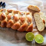 Du möchtest einen einfachen Hefezopf ohne Ei backen? Dann bist du bei meinem Rezept für Osterzopf genau richtig. So lecker und vegan!