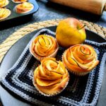 So einfach kannst du Apfelrosen mit Hefeteig backen. Ich zeige dir ein einfaches Rezept auf Cappotella.de, dem Backblog für schlichten Genuss. Perfekt für den Geburtstag oder den Kaffeetisch #backen #hefeteig #vegan #veganerezepte #apfelrosen