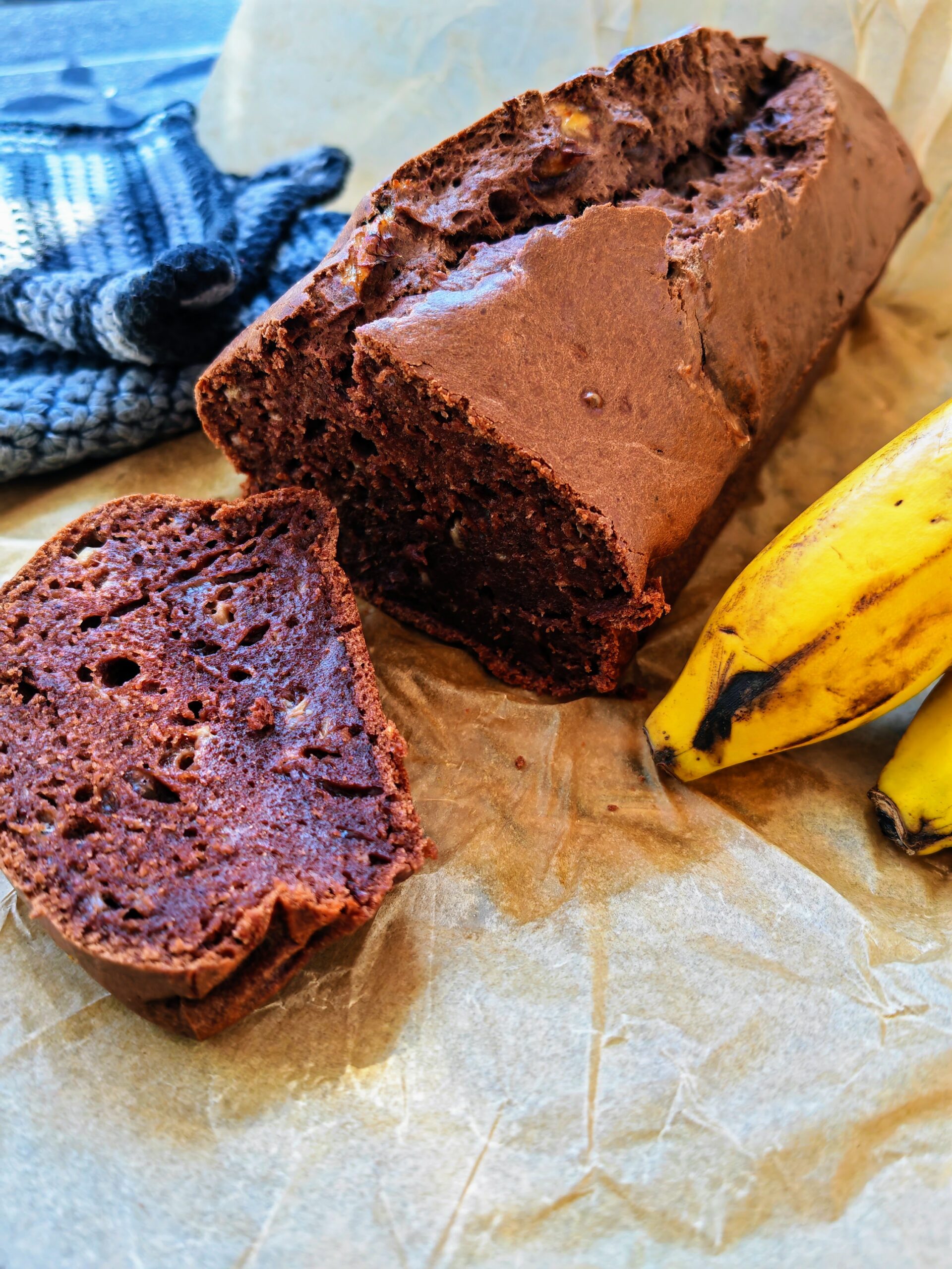 Saftiger Bananenkuchen mit Schokolade. Julie zeigt dir im Backblog Cappotella ein veganes Rezept für diesen tollen Kuchen. Nachbacken und genießen! #kuchen #bananenbrot #bananenkuchen #rezept #veganbacken