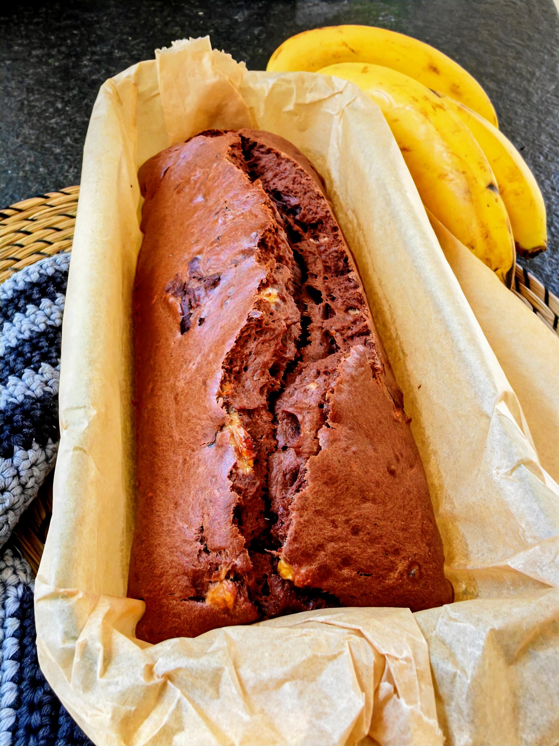 Leckerer Schokoladenkuchen mit Banane - ohne Ei backen. Hier findest du ein schnelles Backrezept für Bananenkuchen von Julie. #backenmitliebe #bananenkuchen #schokoladenkuchen #ohneei #veganerezepte