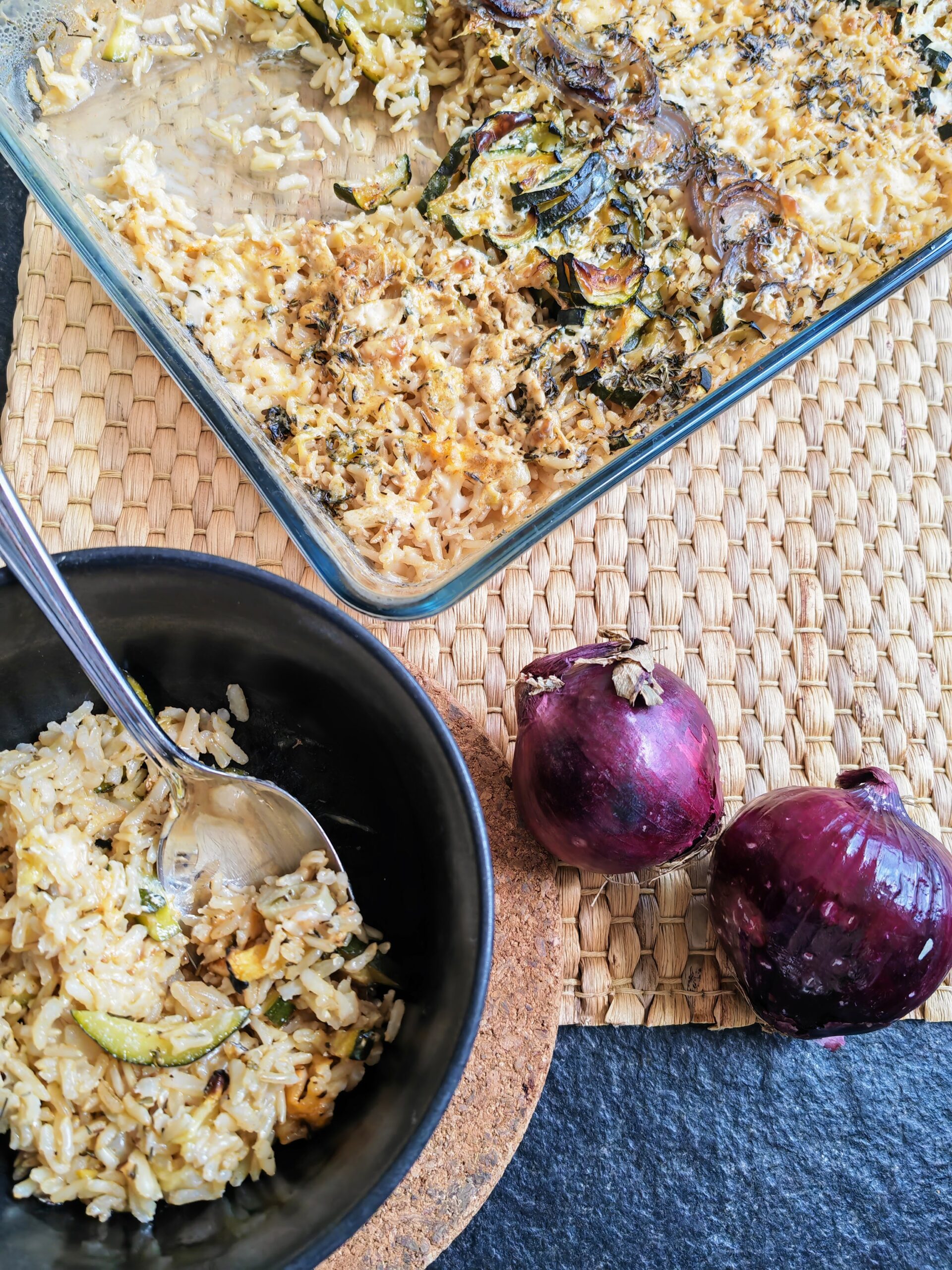 Cremiger Ofenreis mit Zucchini, Zwiebeln und veggie Feta - ein einfaches Rezept auf Cappotella, dem Foodblog für schlichten Genuss.