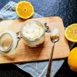 Zitronenzucker selber machen - ein einfaches Geschenk aus der Küche. Hier findest du ein schnelles und günstiges Rezept zum Nachmachen!