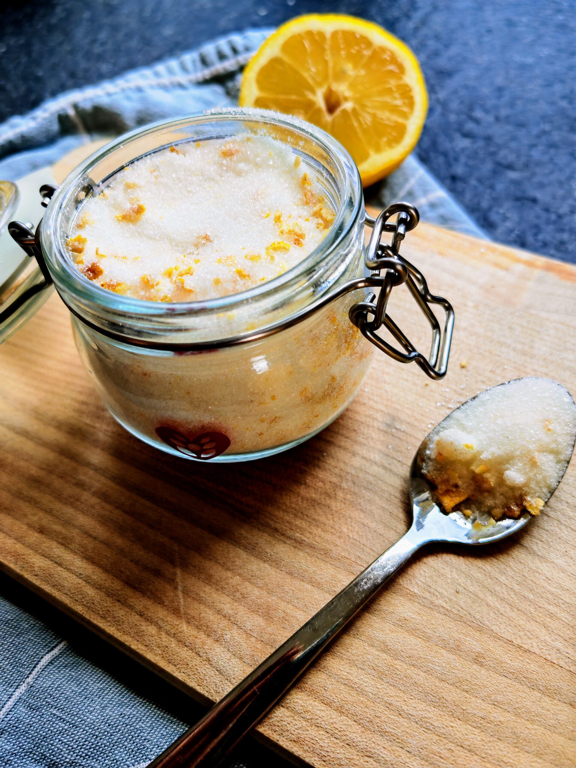 So einfach kannst du Zitronenzucker selbst zubereiten - hier findest du ein einfaches schnelles Rezept. Vegan und günstig! #veganerezepte #mitliebegemacht #foodblog_de