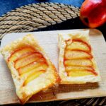 Blätterteigteilchen mit karamellisiertem Apfel gewünscht? Dann solltest du diese schnellen Apfel Tartelettes unbedingt ausprobieren! So lecker!