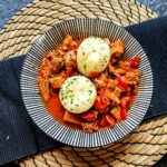 Du willst veggie Gulasch kochen & weißt nicht wie? Dann solltest du dir unbedingt mein Gulasch Rezept mit Jackfruit anschauen. Einfach & Lecker