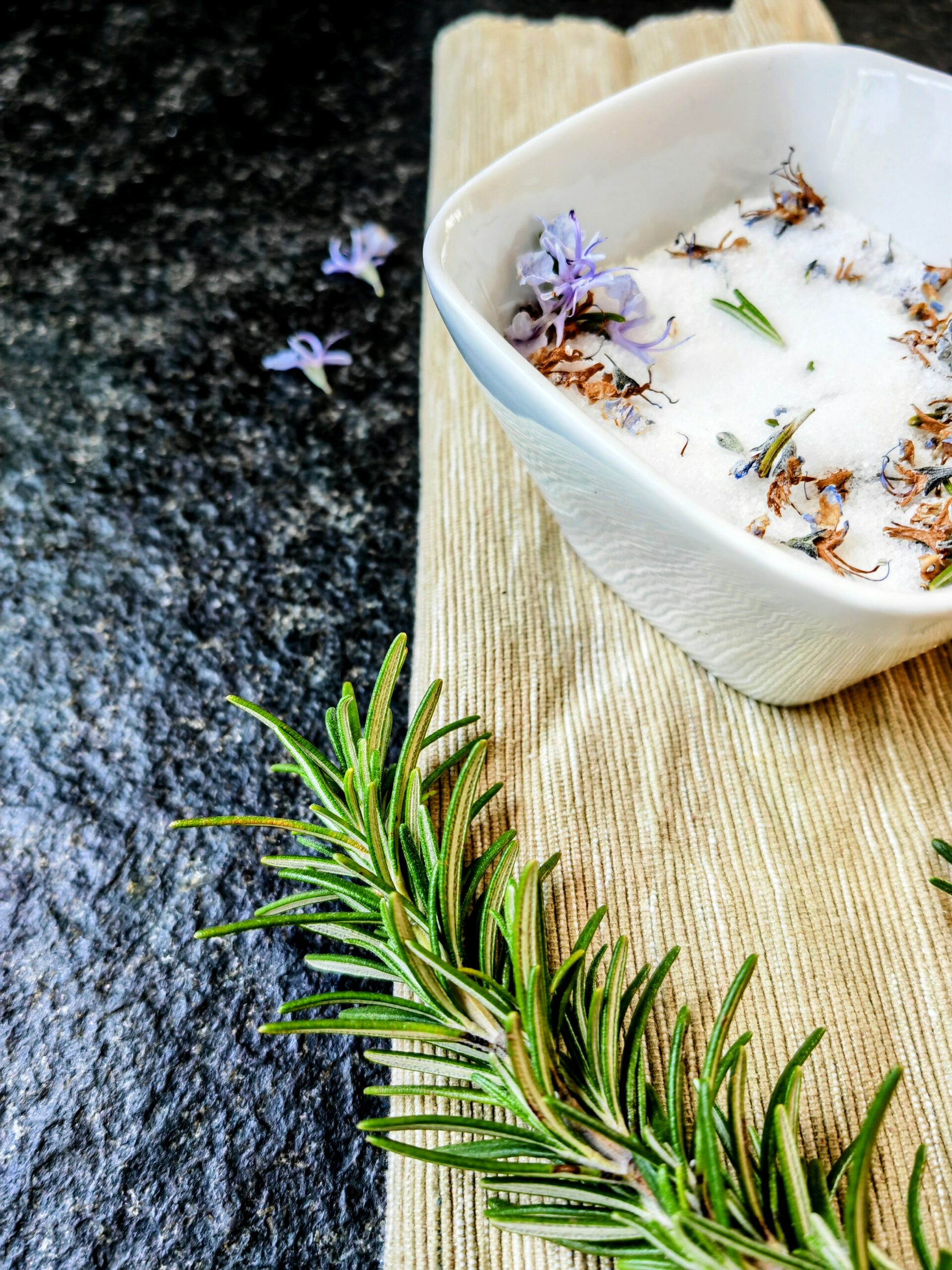 Rosmarinsalz aus Blüten selbst machen - eine einfache Anleitung, wie du dieses Gewürzsalz selbst zubereiten kannst, findest du im Foodblog Cappotella.de, dem Blog für einfache Rezepte. #rezeptidee #geschenkeausderküche #gastgeschenk #kräutersalz #vegan
