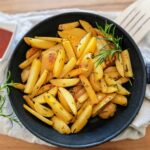 Du liebst Pommes, aber hast weder Fritteuse noch Backofen? Dann solltest du dieses Rezept für Pfannen-Pommes unbedingt probieren! So gut!