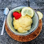 Ein sommerlich frisches Rezept für Zitronen Cookie Dough. So einfach, vegan und lecker kannst du rohen Keksteig zum Naschen machen!