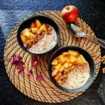Dieses Porridge mit karamellisierten Äpfeln musst du probiert haben - so einfach und lecker kann ein gesunder Start in den Tag sein!