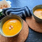 Hier findest du ein einfaches Rezept für Kürbissuppe mit Kartoffeln. So schnell kannst du gesund und lecker kochen. Probiere es aus!