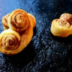 Schweineohren aus Blätterteig backen - ein einfaches Rezept für spontanen Besuch oder einfach zwischendurch #backen #rezept #plätzchen #backrezept