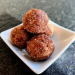 Einfache saftige Energy Balls aus nur 4 Zutaaten - so einfach kannst du zuckerfrei naschen! Hier findest du ein Rezept für die leckeren Kugeln!