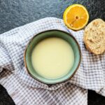 Hier findest du ein kinderleichtes Rezept für köstlich aromatische Spargelsuppe aus Schalen. So einfach funktioniert Resteverwertung.