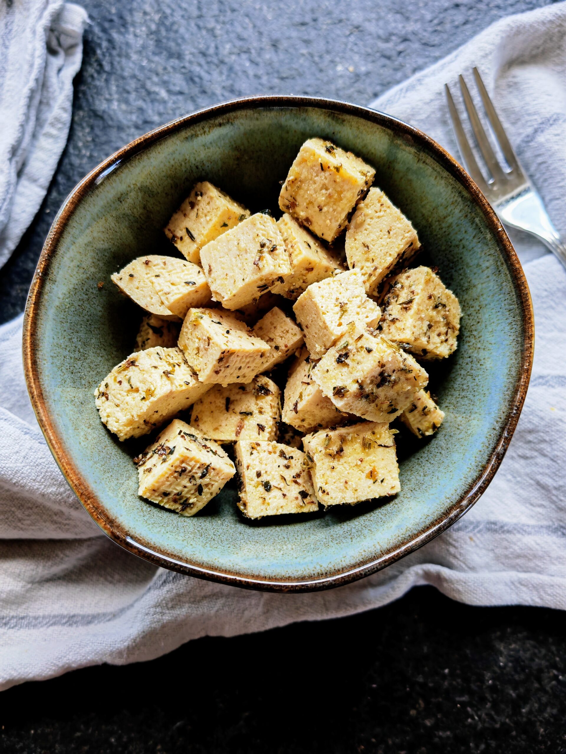 Veganer Feta aus Tofu - so einfach, so lecker! Perfekt für deinen nächsten Salat, ganz ohne tierische Produkte!