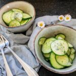 Klassischer Gurkensalat wie von Oma - dieses Rezept wirst du lieben! Ganz einfach und schnell kannst du den Salat zubereiten. So lecker!