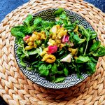 Es gibt Rezepte, die sind so simpel, dass man sie oftmals übersieht. Dieser Spätzlesalat mit Pesto zählt definitiv dazu. Und das, obwohl er so unglaublich gut schmeckt und sich gut als Vorspeise eignet. Egal, ob an Weihnachten oder einfach so. Spätzle gehen immer.
