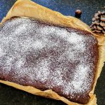 Saftiger Gewürzkuchen mit Nüssen vom Blech! Dieser Nusskuchen darf in der Adventszeit nicht fehlen. Im Foodblog Cappotella findest du ein einfaches veganes Rezept.