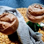 Vegane Mousse au Chocolat aus nur 3 Zutaten. Hier findest du ein einfaches Rezept.