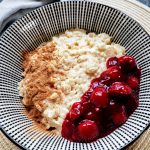 Einfach vegan kochen - dieses Rezept für Milchreis ist simpel, mit einfachen Zutaten und so lecker! Das musst du ausprobieren.