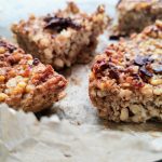 Dieses Rezept für baked Oatmeal Bars eignet sich übrigens wunderbar, um es am Vorabend vorzubereiten und dann über Nacht einfach auskühlen zu lassen. Meal Prep ist ja gerade mit Kindern wichtig – oder wenn man morgens muffelig ist und dann nicht auch noch etwas vorbereiten möchte.