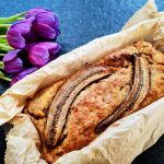 Super saftiges Bananenbrot ohne Ei, zuckerfrei. So einfach kannst du diesen Bananenkuchen backen. Hier findest du ein einfaches Rezept